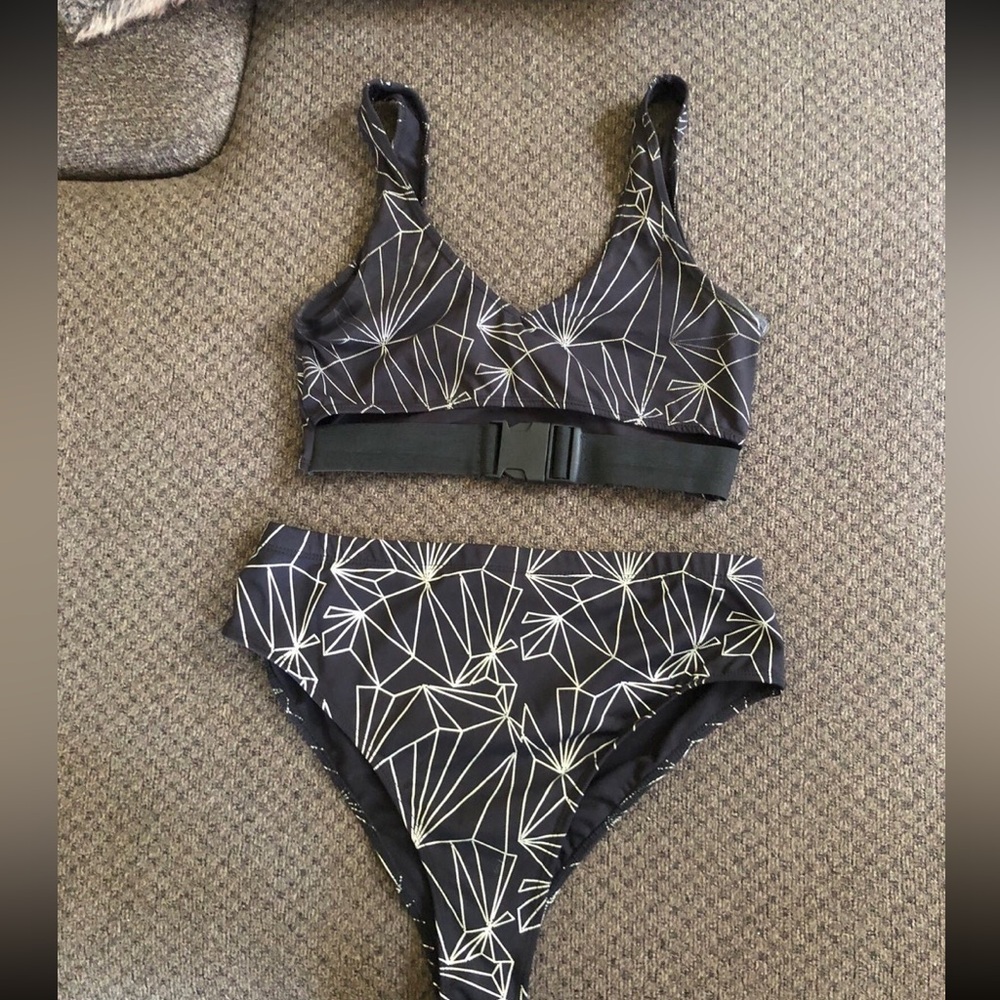 Freedom rave wear reflective set. Top M, bottoms XL but fit like a large.